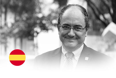 Jesús Martínez AlmelaIngeniero en Biosistemas por la School of Engineering de la Universidad de Stanford.Certificado con la máxima distinción de IPMA: Competencias Profesionales nivel A.Es consultor internacional y ha dirigido más de 500 proyectos. Actualmente es el presidentemundial de IPMA y presidente del Organismo Certificador de la Dirección de Proyectos de laAsociación Española de Ingeniería de Proyectos (AEIPRO).